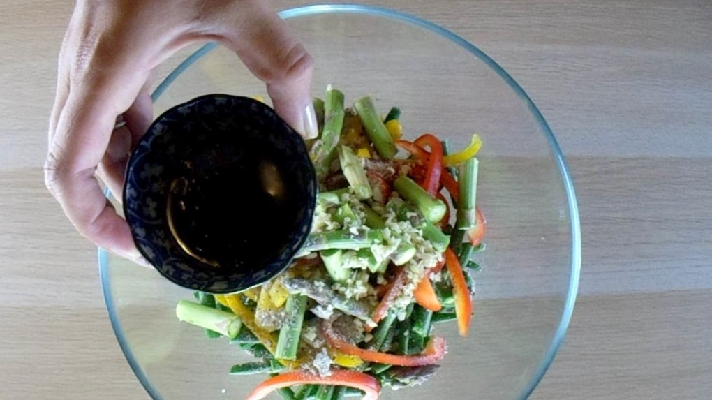 Add the remaining balsamic vinegar to the bowl. 