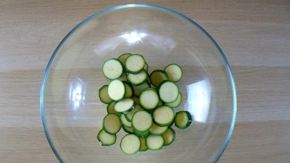 In a bowl add the courgette.
