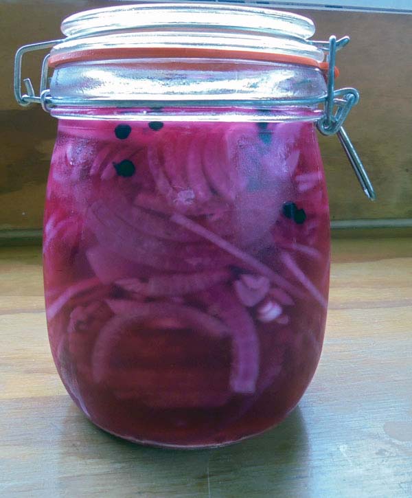 Quick pickle pink onions