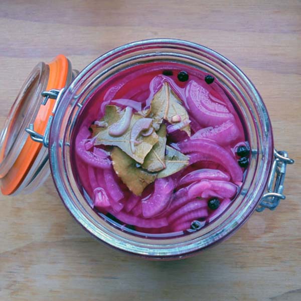 Quick pickle pink onions