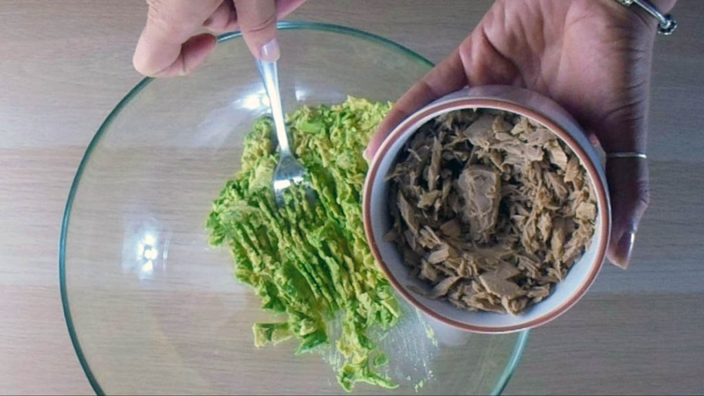 Add the tuna to the avocado and mix.