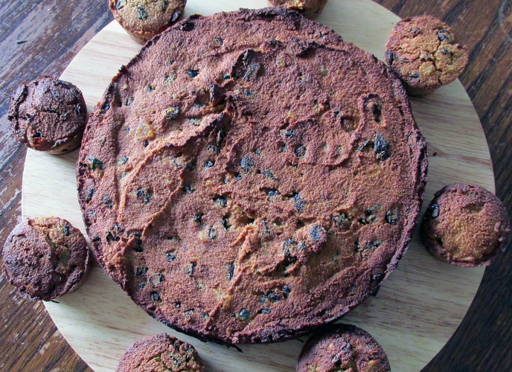 Full cake and mini cakes