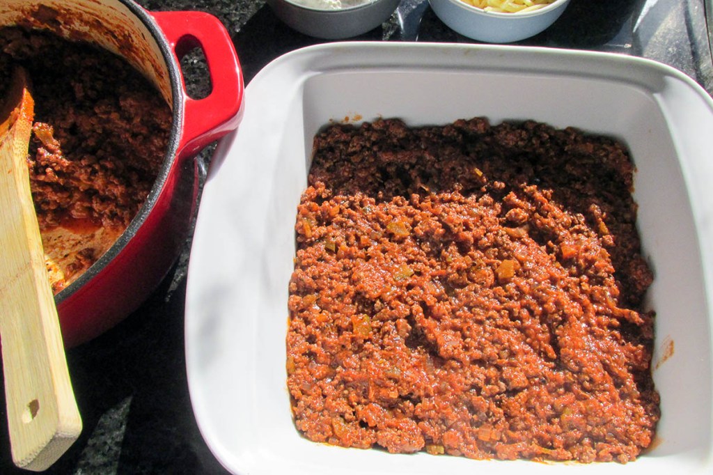 Create a layer in the baking dish.