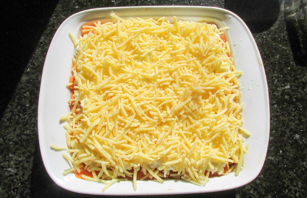 Repeat the layers with meat, carrot ribbons, cottage cheese and grated cheese.