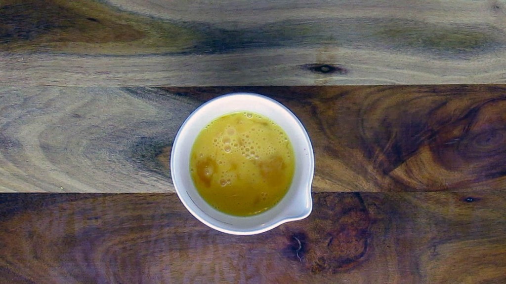 In a bowl, whisk your egg with a fork until the egg is smooth.