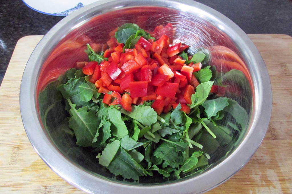 In a bowl mix the kale, pepper, lemon juice, olive oil and seasoning together.