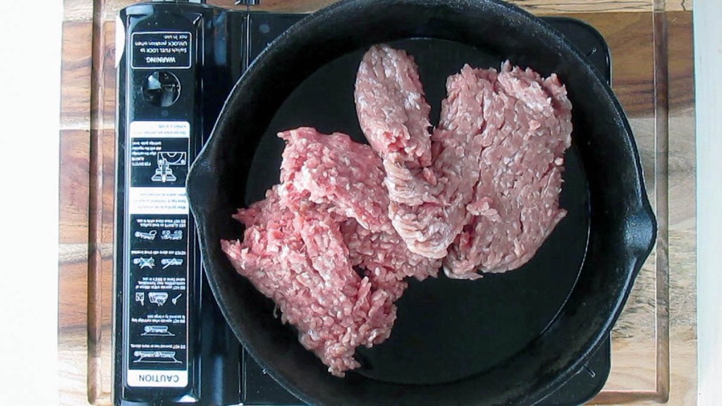 Fry off the chicken mince, garlic powder and chicken seasoning 