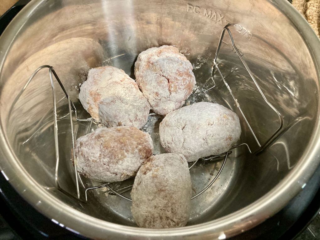 Spread out the eggs in the pot,