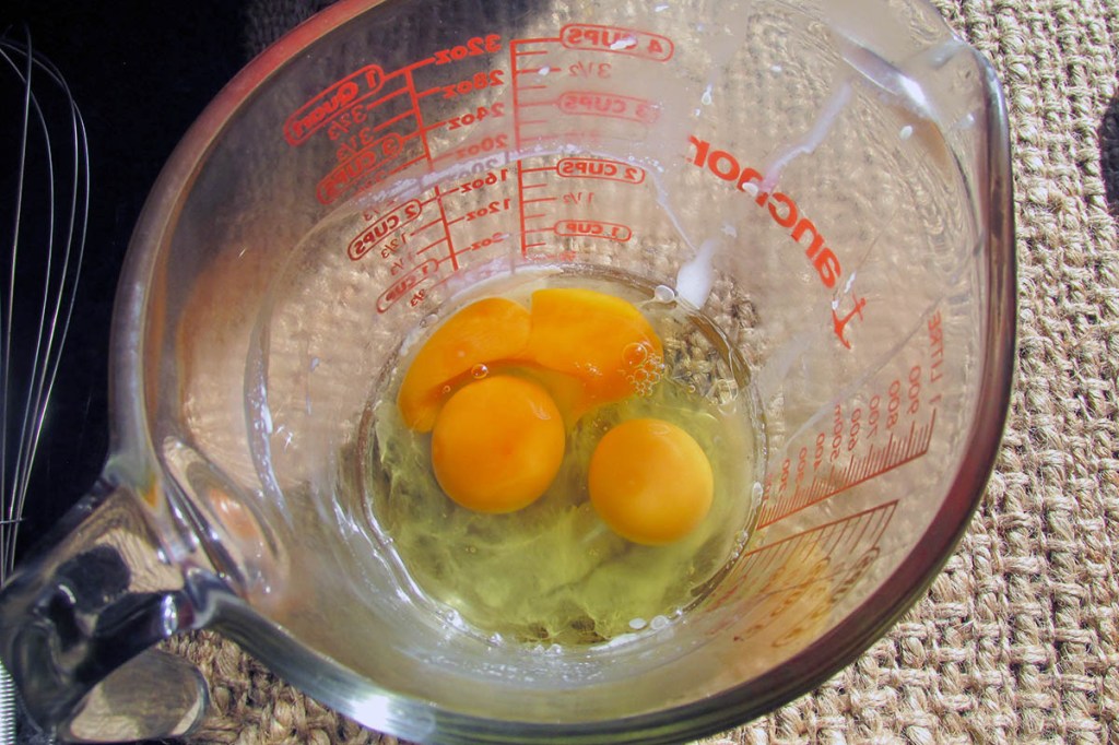 In a bowl or jug  beat the eggs until smooth.