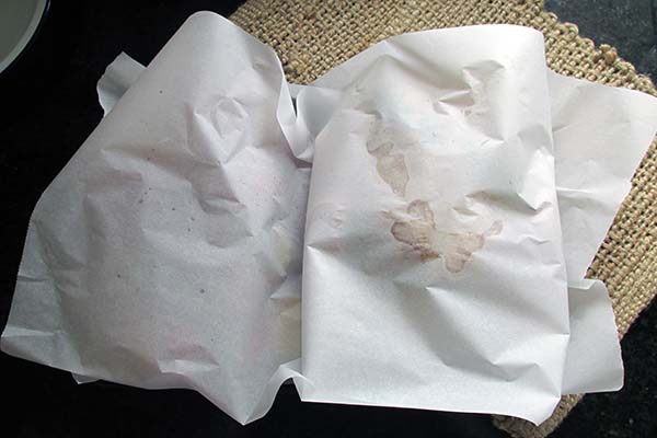 Cover the baking tray with baking paper.