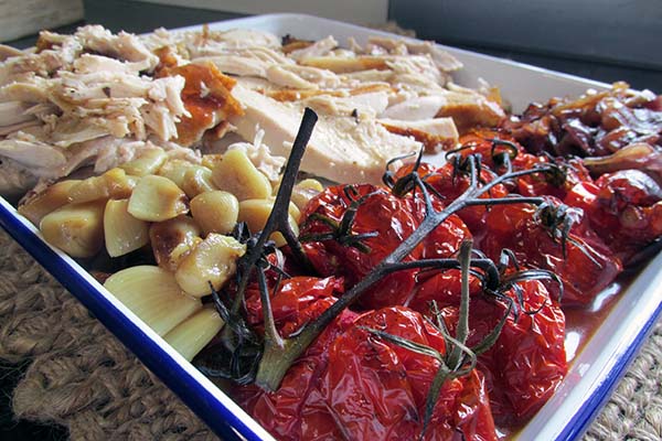 Slice the chicken, squeeze out the garlic and serve while hot.