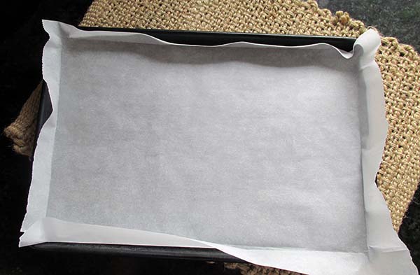 Take a large baking tray.