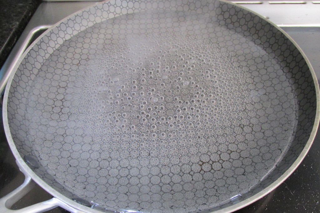 Bring the water to the boil 